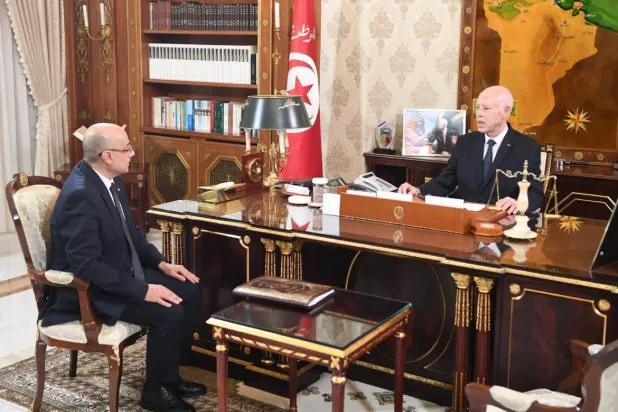 الرئيس التونسي قيس سعيد في اجتماع مع وزير الدفاع خالد السهيلي للتنويه بدور القوات المسلحة في مكافحة الإرهاب والتهريب ومراقبة الحدود (الرئاسة التونسية)