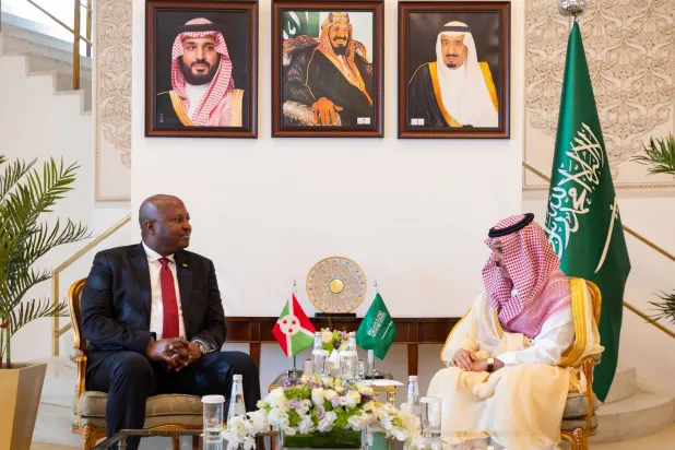 الأمير فيصل بن فرحان خلال مباحثاته مع ألبرت شينجيرو في مقر وزارة الخارجية السعودية بالرياض (واس)