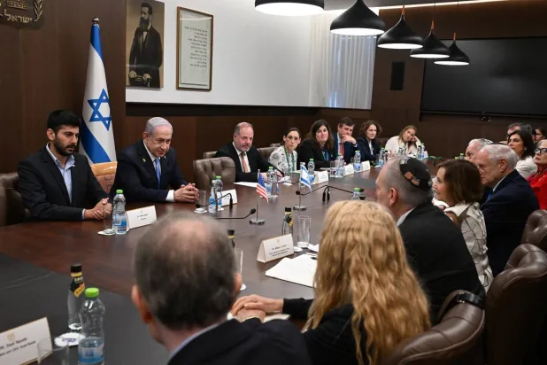 نتنياهو في اجتماع لوفد رؤساء المنظمات اليهودية الأميركية الكبرى في مكتب رئيس الوزراء في القدس الأسبوع الماضي (د.ب.أ)