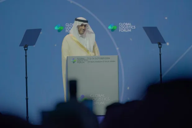 وزير النقل والخدمات اللوجستية متحدثاً للحضور في المنتدى اللوجستي العالمي (تصوير: تركي العقيلي)