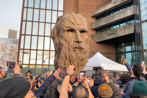 تدشين نصب تذكاري لأبي العلاء عام 2023 في ضواحي العاصمة الفرنسية. وهو من إنجاز النحات السوري عاضم الباشا.