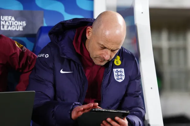 لي كارسلي المدرب المؤقت لمنتخب إنجلترا (رويترز)