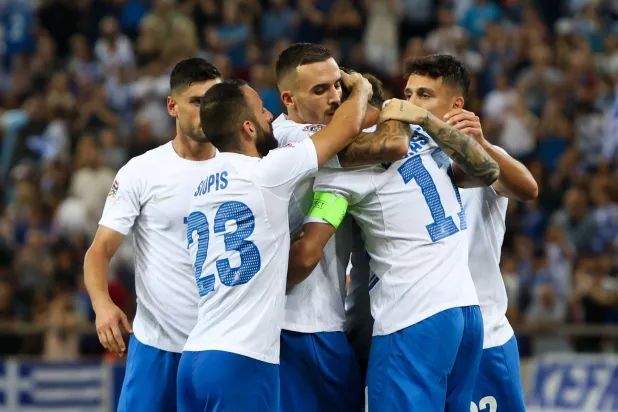 فرحة لاعبي منتخب اليونان بالفوز على آيرلندا (إ.ب.أ)