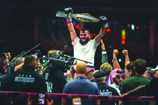 
منح اثنان من حكام الحلبة الثلاثة نتيجة 115 - 113 و116 - 112 لصالح بيتربيف (موسم الرياض)