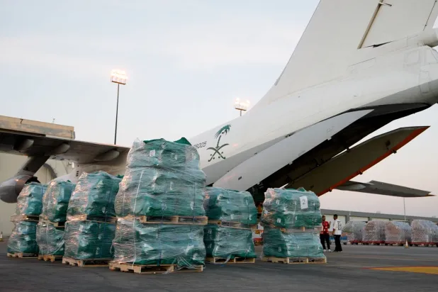 حمولة الطائرة تتراوح بين 30 و40 طناً من المساعدات (تصوير: تركي العقيلي)