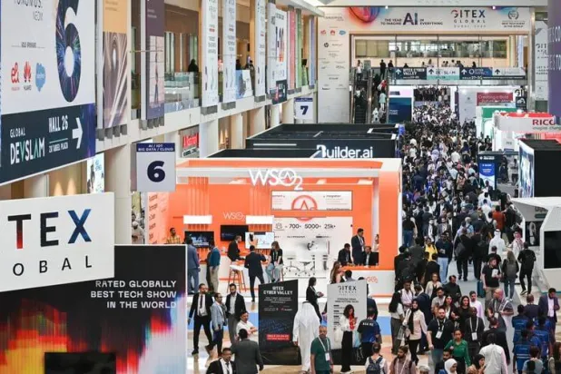 جانب من إحدى نسخ معرض «جيتكس غلوبال» الذي يشهد أكبر نسخة في تاريخه (وام)