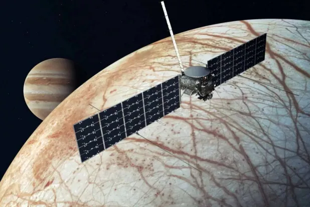  Jüpiter'in uydusu Europa'ya yakın uçan Europa Clipper uzay aracının temsili bir görüntüsü (NASA - Reuters)
