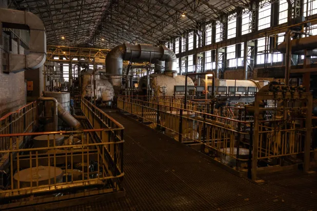 قاعة التوربينات في محطة كوماتي للطاقة التابعة لشركة «إسكوم» في كوماتي جنوب أفريقيا (أ.ف.ب)