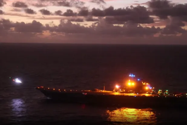 لقطة من فيديو نشره الجيش الصيني لانطلاق طائرة من فوق متن حاملة طائرات خلال مناورات «السيف المشترك 2024 ب»