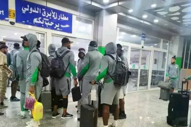 صورة متداولة لمنتخب نيجيريا في المطار (منصة إكس)