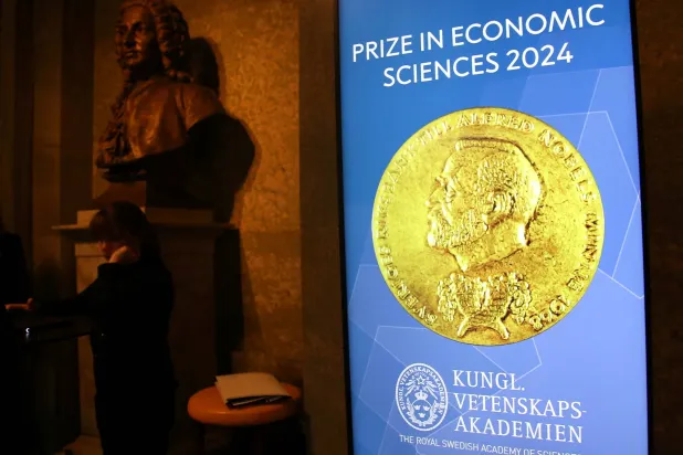 شاشة داخل «الأكاديمية الملكية السويدية للعلوم» خلال الإعلان عن جائزة «نوبل الاقتصاد» في استوكهولم (رويترز)