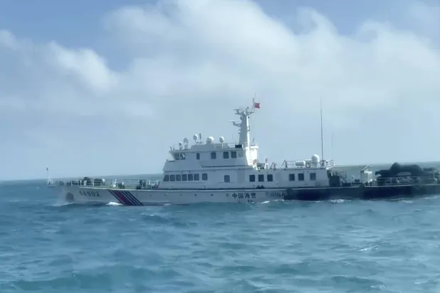 لقطة فيديو تُظهر قارباً صينياً لدى مروره بزورق تايواني خلال التدريبات العسكرية الصينية الاثنين (أ.ب)