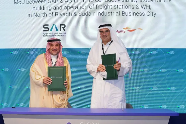 خلال توقيع الاتفاقية بين «أجيليتي» والسكك الحديدية السعودية (الشرق الأوسط)