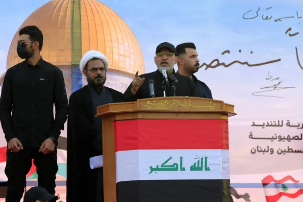 أبو آلاء الولائي (الثاني من اليمين) وهو الأمين العام لجماعة مسلحة تُعرف بـ«كتائب سيد الشهداء» يلقي كلمة تضامناً مع غزة ولبنان في ساحة التحرير ببغداد يوم 11 أكتوبر الحالي (إ.ب.أ)