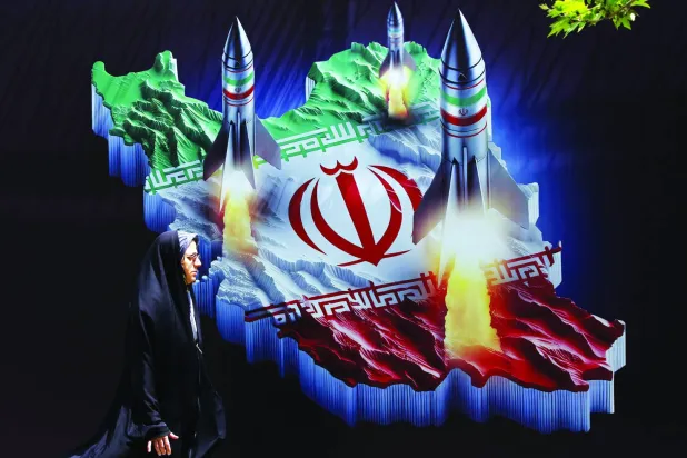 إعلان مناهض لإسرائيل في طهران يُظهر صواريخ إيرانية أبريل الماضي (إ.ب.أ)