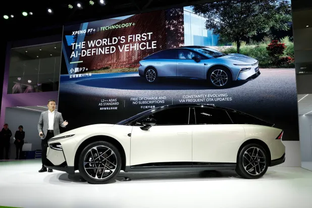 رئيس شركة «إكس بنغ» الصينية يكشف عن سيارة «بي 7 بلس» في معرض باريس الدولي للسيارات (رويترز)