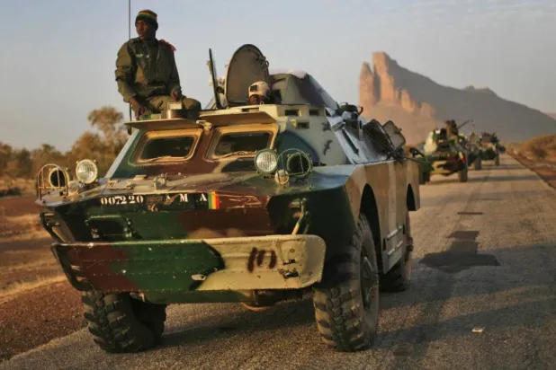 مدرعة تتبع الجيش المالي خلال دورية شمالي البلاد (أ.ب)
