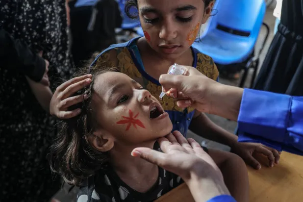 بدء الجولة الثانية من حملة التلقيح ضد شلل الأطفال في وسط قطاع غزة (د.ب.أ) 