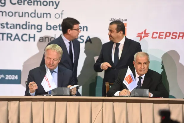 مراسيم التوقيع على اتفاق يخص الطاقات النظيفة بين «سوناطراك» الجزائرية و«سيبسا» الإسبانية (وزارة الطاقة الجزائرية)