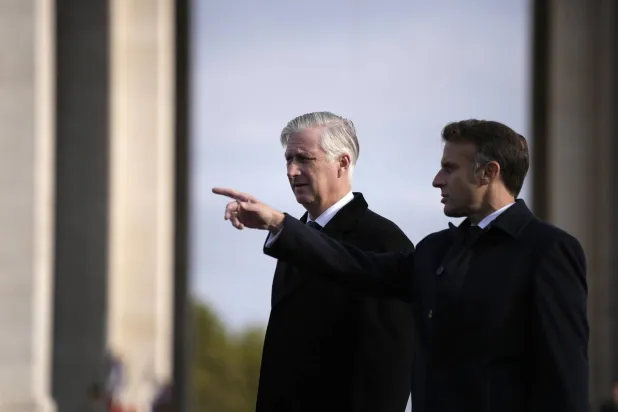 الرئيس الفرنسي إيمانويل ماكرون وملك بلجيكا فيليب يحضران مراسم في قبر الجندي المجهول تحت قوس النصر في باريس الاثنين (أ.ب)