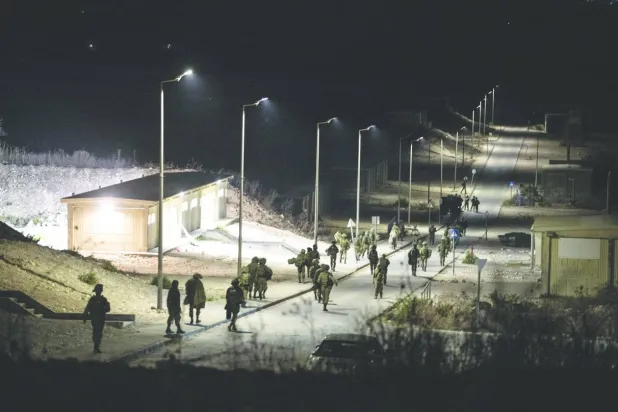 Hizbullah'ın İHA’lı saldırı düzenlediği Binyamina yakınlarındaki askeri üssün çevresindeki İsrail askerleri (Reuters)