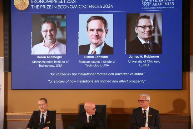 خلال إعلان الأكاديمية الملكية السويدية عن فوز ثلاثة أميركيين بجائزة نوبل للاقتصاد (رويترز)