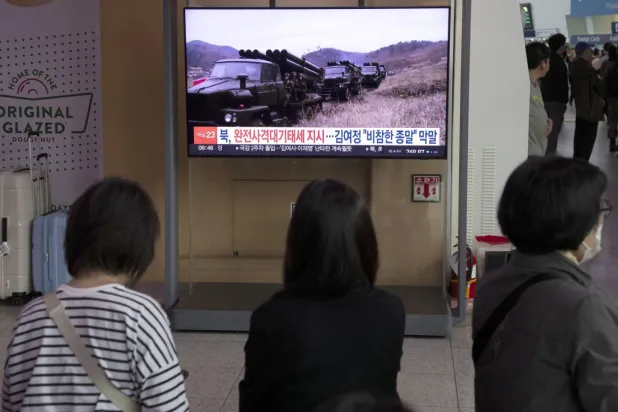 Kuzey sınırından gelen haberleri Seul'deki kamu televizyonundan takip eden Güney Koreliler EPA)