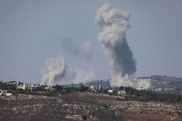 تصاعد الدخان فوق أرنون وسط أعمال عدائية مستمرة بين «حزب الله» والقوات الإسرائيلية كما شوهد من مرجعيون بالقرب من الحدود اللبنانية مع إسرائيل (رويترز)