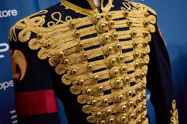 سترة سوداء ذهبية على الطراز العسكري (أ.ف.ب)