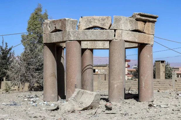 انهيار جزء من التاج العلوي لـ«قبة دورس» الأثرية المشادة من حجارة وأعمدة القلعة في بعلبك (أ.ف.ب)