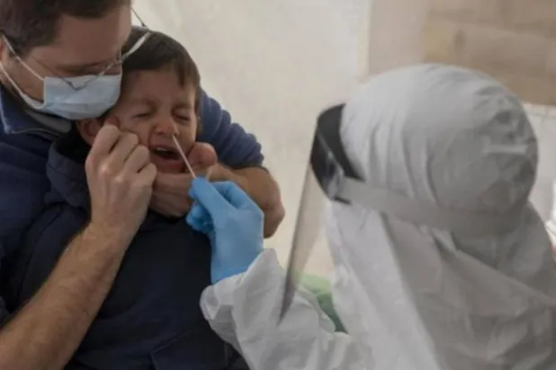 طفل يخضع لاختبار الكشف عن فيروس كورونا (أرشيفية - أ.ب)