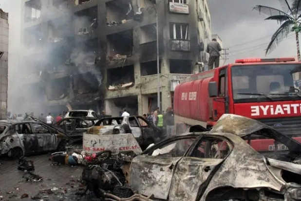 جانب من الدمار الذي خلفته هجمات «القاعدة» في إسطنبول في 2003 (أرشيفية - وسائل إعلام تركية) 