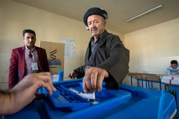 ناخب كردي يدلي بصوته في انتخابات محلية بإقليم كردستان (أرشيفية - موقع المفوضية)