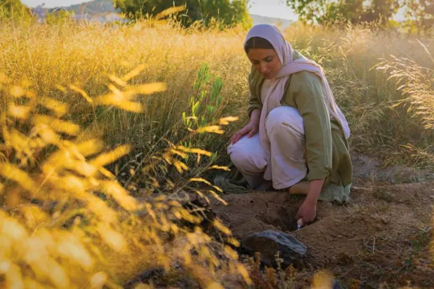 امرأة سعودية تقوم بزراعة الأشجار لزيادة الأراضي المنزرعة (الموقع الإلكتروني لمبادرة السعودية الخضراء)