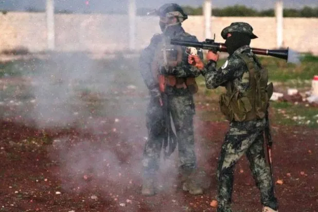 جنديان سوريان يقصفان مواقع للقوات التركية والفصائل الموالية في حلب (وسائل التواصل الاجتماعي)