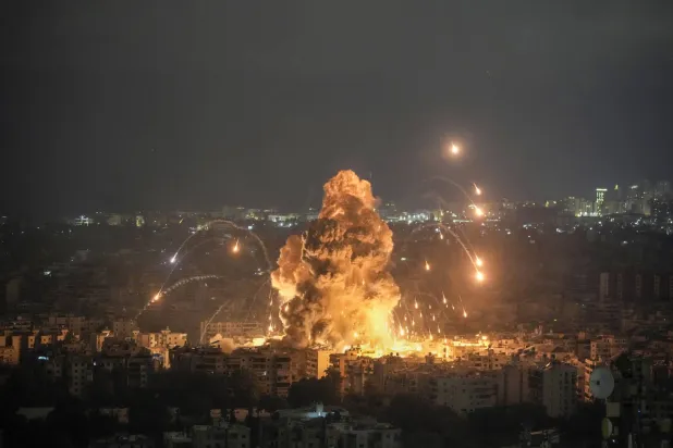 الدخان يتصاعد جراء غارة جوية إسرائيلية على الضاحية الجنوبية لبيروت (أ.ب)