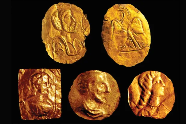 قطعتان ذهبيتان من مقبرة أبو صيبع تقابلها ثلاث قطع مشابهة من مقبرة الشاخورة