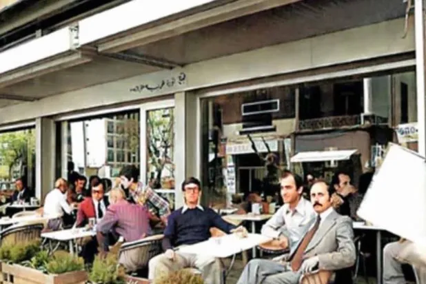 شارع الحمراء رصيفاً للنزوح وأسمالاً لبريق آفل