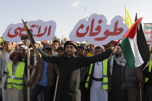 الجماعة الحوثية تبرر هجماتها في البحر الأحمر بدعم «حماس» و«حزب الله» (أ.ب)