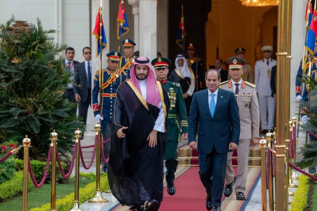 الرئيس المصري مستقبلاً ولي العهد السعودي في القاهرة (واس)