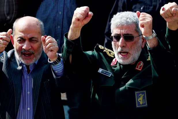 Kaani ve Devrim Muhafızları komutanı Hüseyin Selami, dün Nilfuraşan'ın cenazesinde slogan attı (AFP)