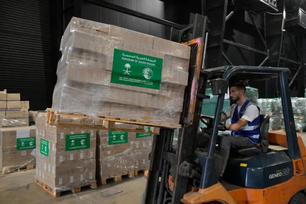 تجميع المساعدات السعودية في مستودع «الهيئة العليا للإغاثة» تمهيداً لتوزيعها (الشرق الأوسط)