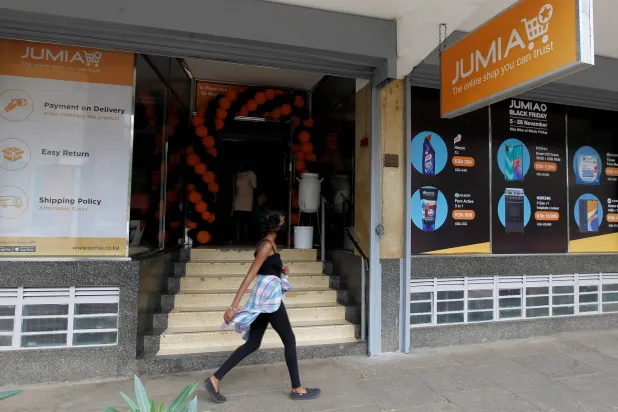 امرأة تمر أمام محطة تسلم تابعة لشركة «جوميا تكنولوجيز» في نيروبي (رويترز)