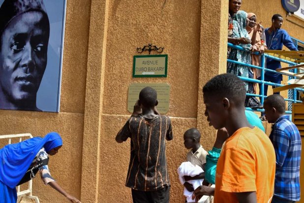 This photograph taken in Niamey on October 15, 2024 shows children standing in front of the new plaque where Avenue General Charles de Gaulle was renamed to Avenue Djibo Bakary, named after the Nigerien political figure (1922-1998) who was the first mayor of Niamey (1956-1958), the president of the Niger Government Council (May 1957-October 1958) and a supporter of the immediate independence of Niger in the referendum called in 1958 by Former French President General Charles de Gaulle. (AFP) 