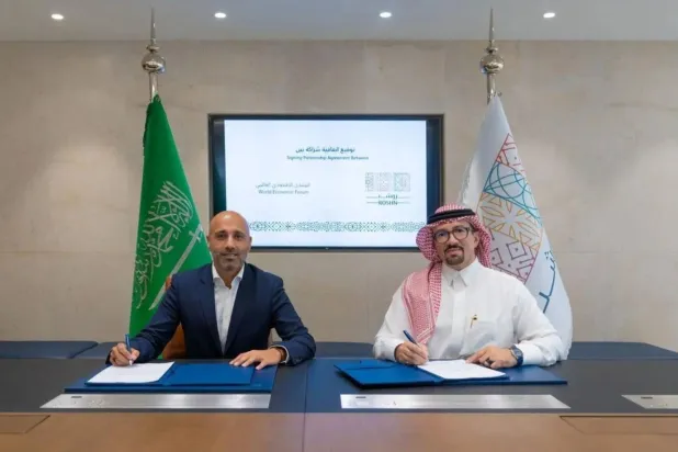 خلال توقيع الشراكة بين «روشن» والمنتدى الاقتصادي العالمي (واس)