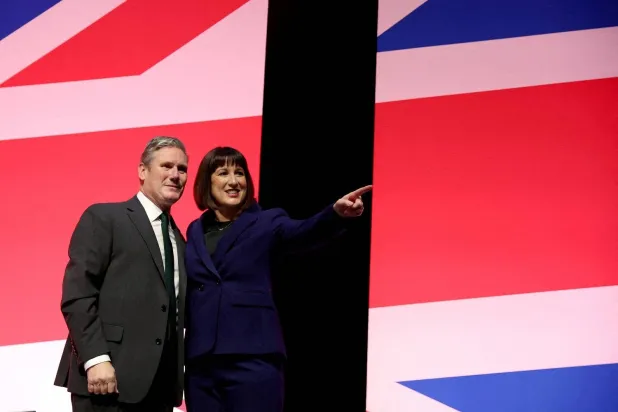 زعيم حزب العمال كير ستارمر مع وزيرة الخزانة راشيل ريفز بعد خطابها الرئيسي بالمؤتمر السنوي للحزب في ليفربول (رويترز)