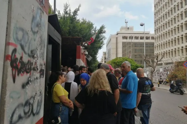 لبنانيون أمام مبنى وزارة الداخلية ينتظرون استصدار وثائق من مديرية الأحوال الشخصية (الشرق الأوسط)