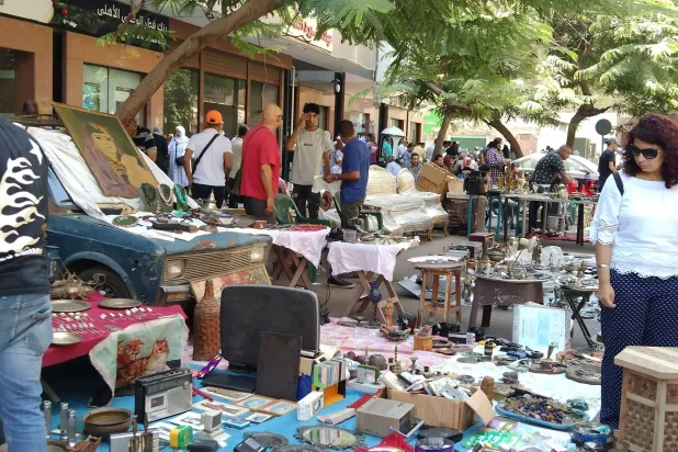 زوار بين التحف والأنتيكات والقطع الفنية في سوق "ديانا" بوسط القاهرة (الشرق الأوسط)