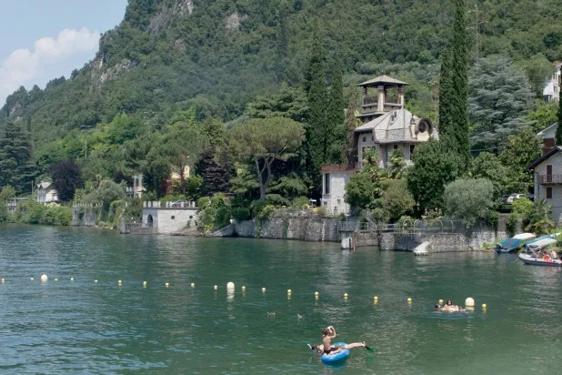 توجه إلى الشواطئ العامة بدلاً من تلك الخاصة (نيويورك تايمز)