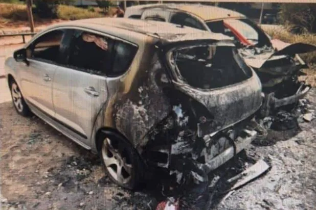 صورة وزعتها الشرطة الإسرائيلية لحرق سيارات من قِبل عملاء جندتهم إيران